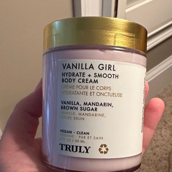 TRULY Vanilla Girl Hydrate + Smooth Body Cream - Gold and White NEW - Picture 1 of 1